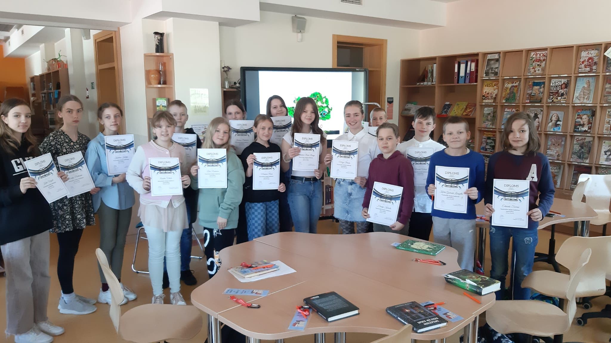 Skaļā lasīšana skolas bibliotēkā