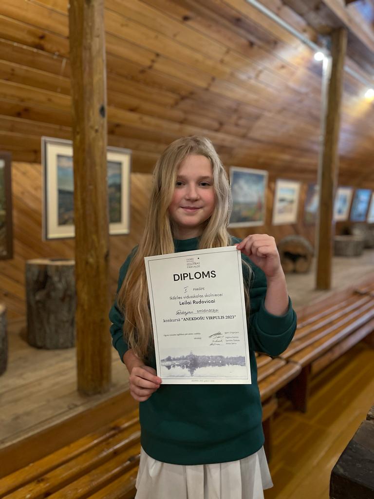 Rudovica Leila ar saņemto diplomu