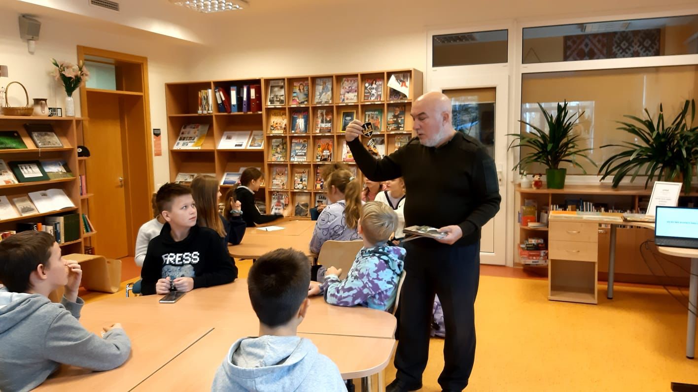 J.Hartmanis tiekas ar skolēniem