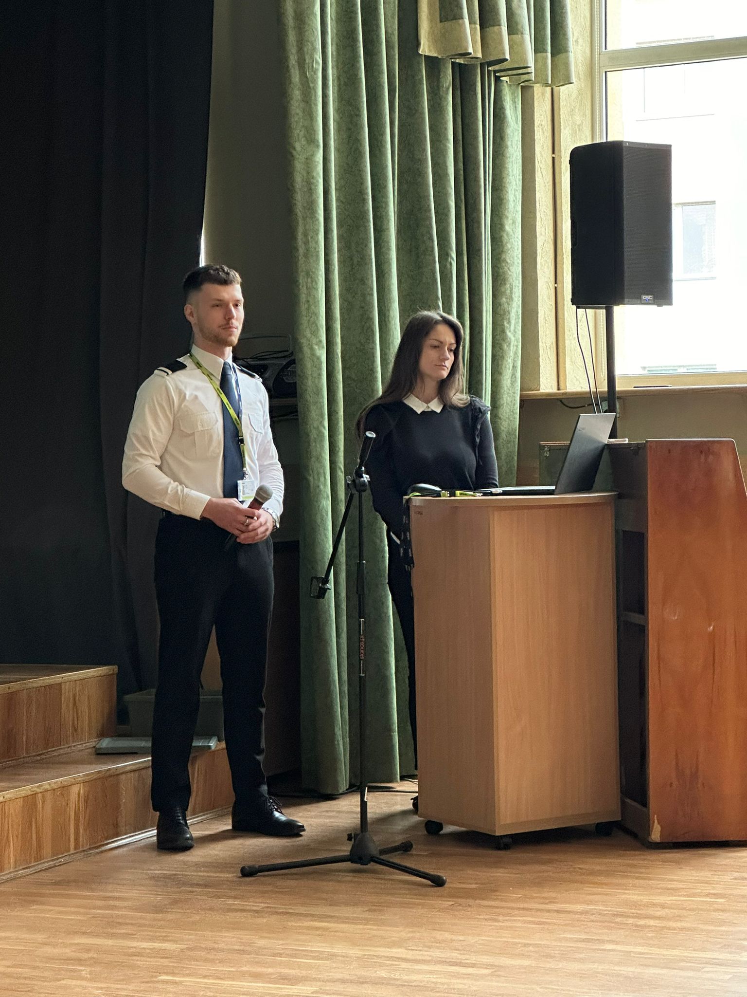 AirBaltic pilotu skolas pārstāvji