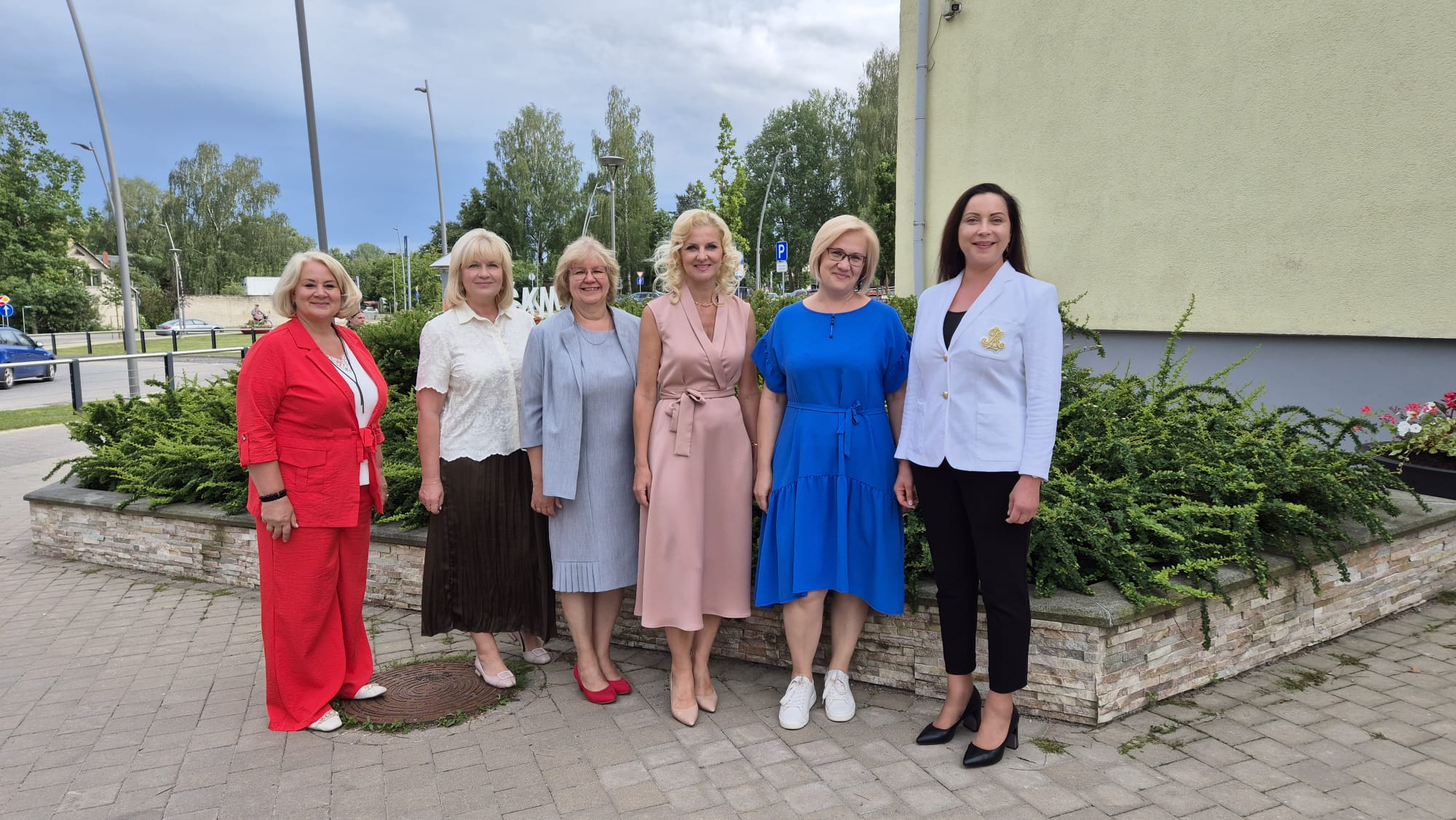 Topošo pirmklasnieku audzinātājas.