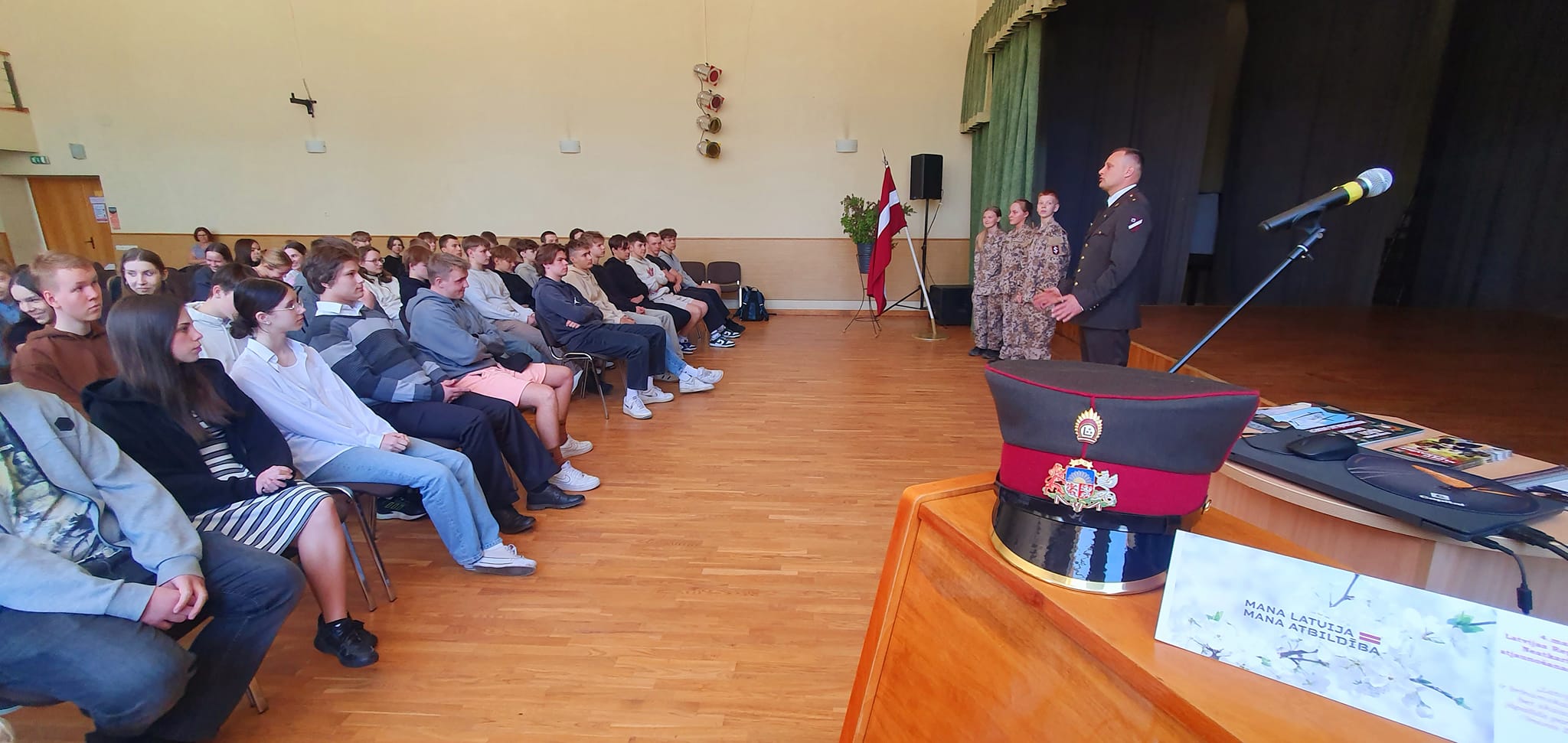 Jaunsargu tikšanās skolā